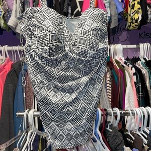 Ladies bikini top work out shirt no tag is cut looks medium looks new